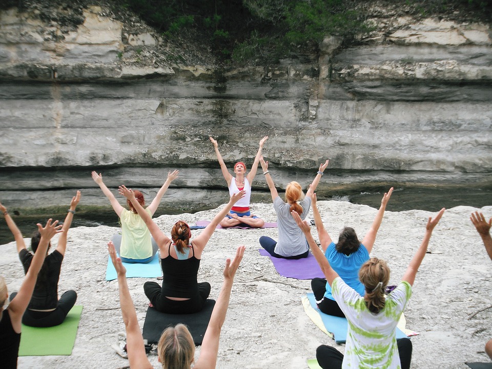 Das Praktizieren von Yoga ist einer der besten Tipps gegen Stress
